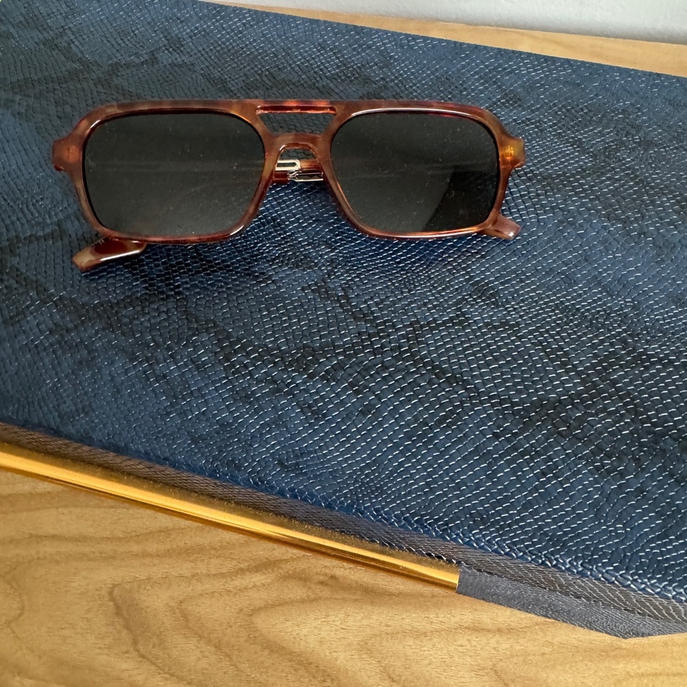 Tortoise shell oval sunglasses - Picture 3 of 10